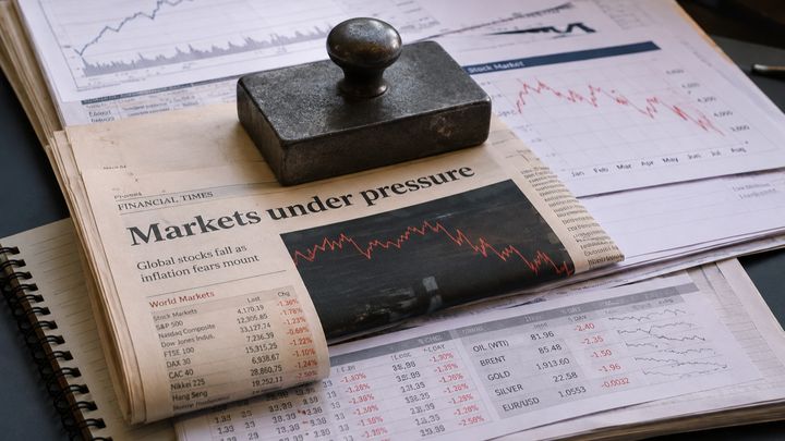 Wall Street sotto pressione: Nasdaq e S&P 500 guardano ai rendimenti, mentre oro e petrolio amplificano la volatilità